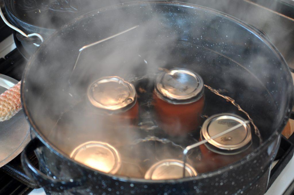 Evde yapılan konserve 'Botulismus’ riski taşıyor