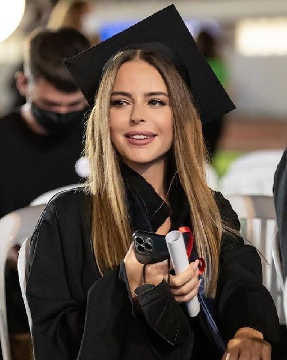 Simge Sağın mezun oldu