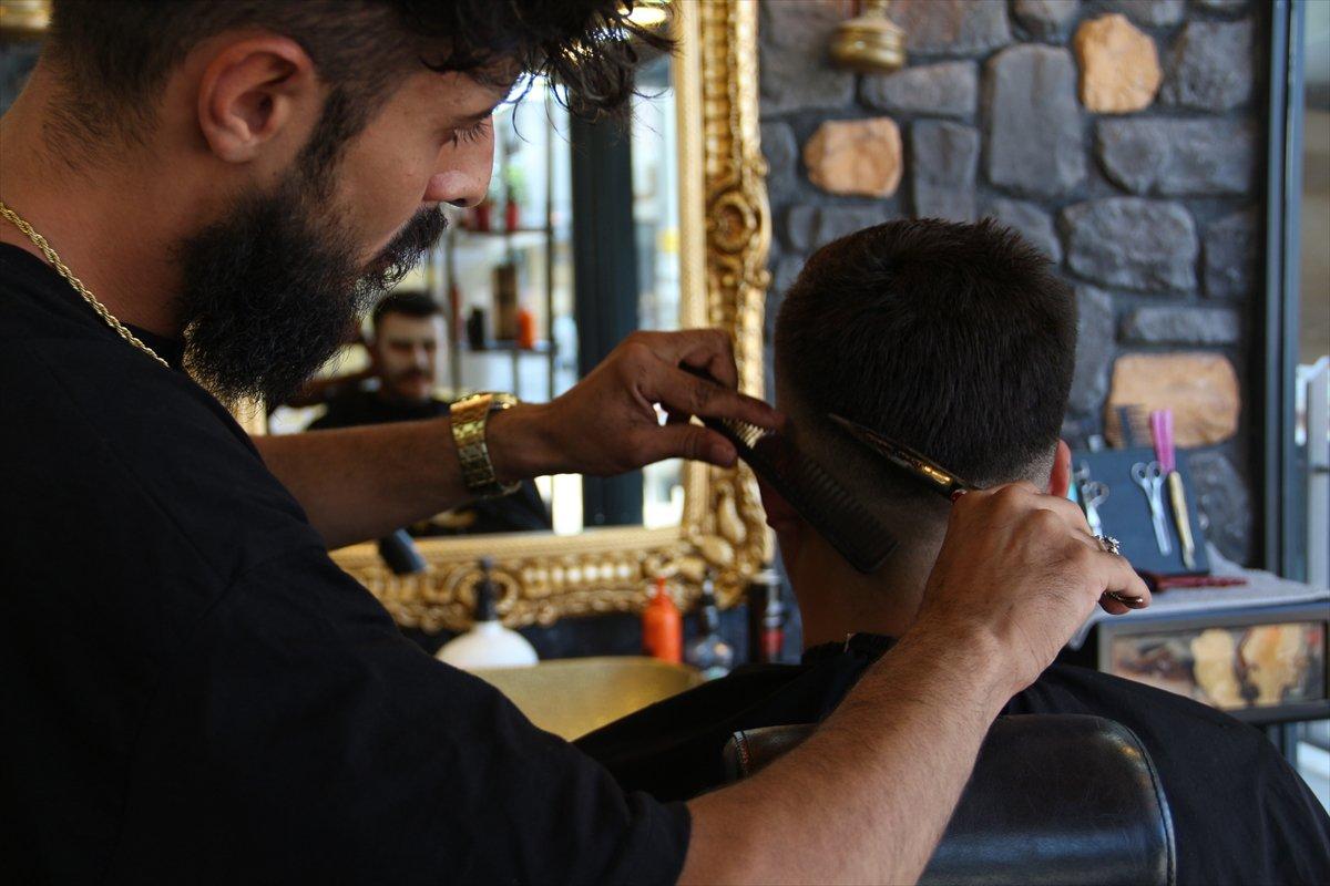 Antalyalı kuaförün aşı kampanyası