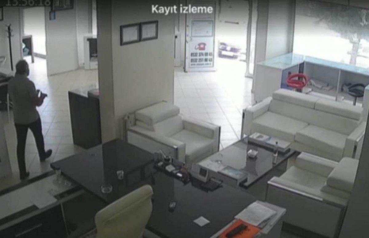 Elazığ’da, iş yerine silahlı saldırı kamerada