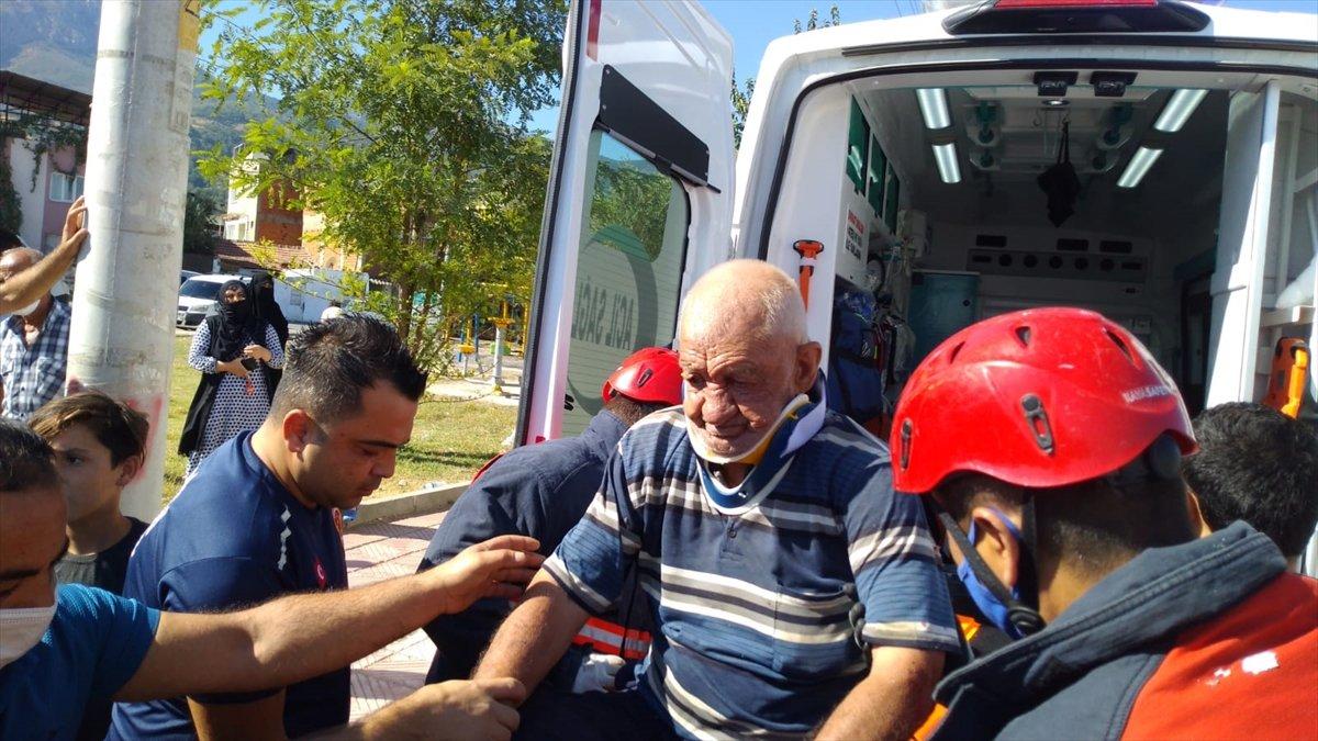 Manisa’da hemzemin geçitte tren otomobile çarptı