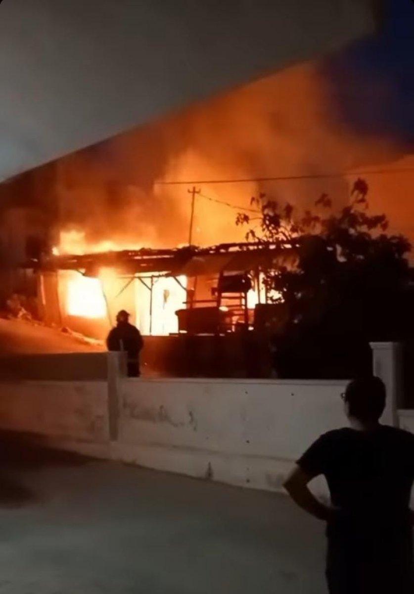 Antalya'da çakmakla oynayan kız evi yaktı