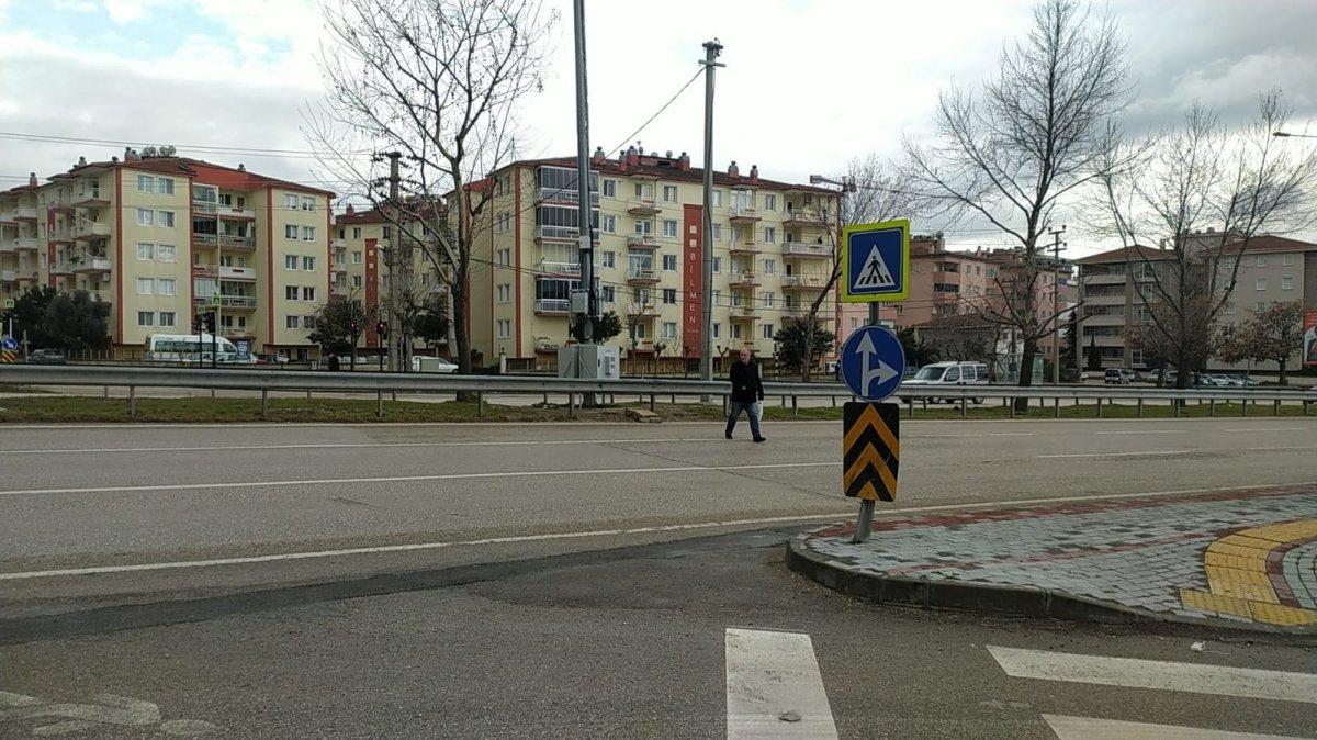 Bursa'da annesi kazada ölen genç kız, üst geçit istedi