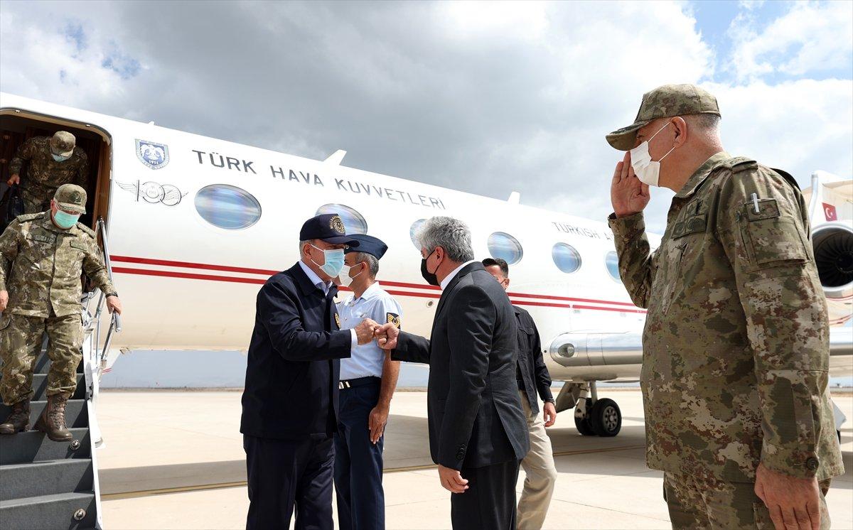 Hulusi Akar ve komutanlar Suriye sınırında