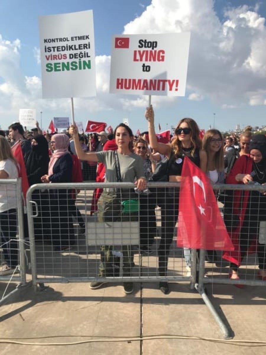 Aşı karşıtları mitinginde dikkat çekici pankartlar