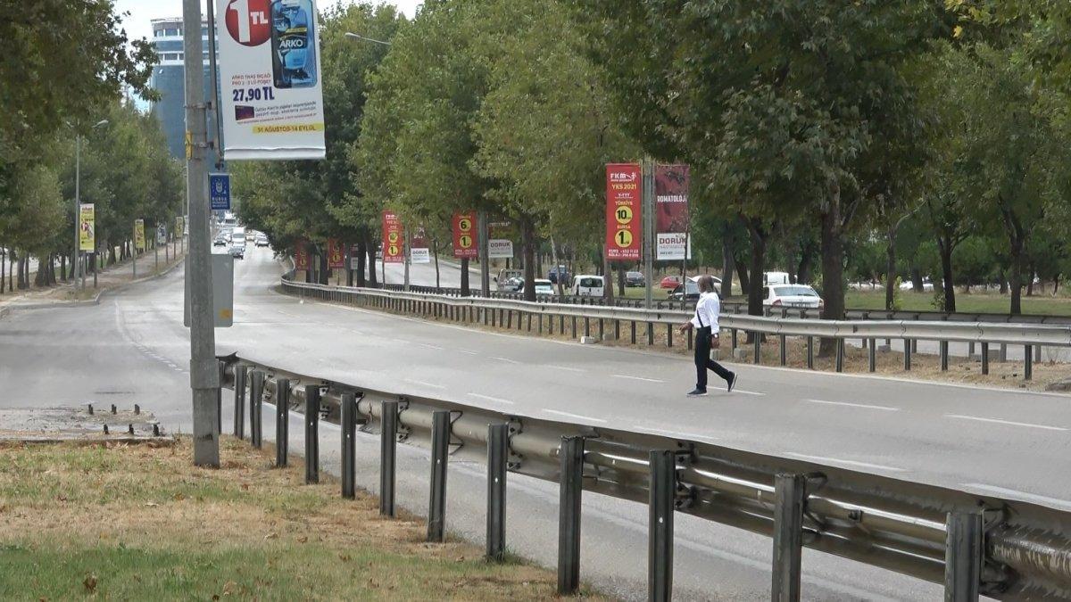 Bursa'da annesi kazada ölen genç kız, üst geçit istedi