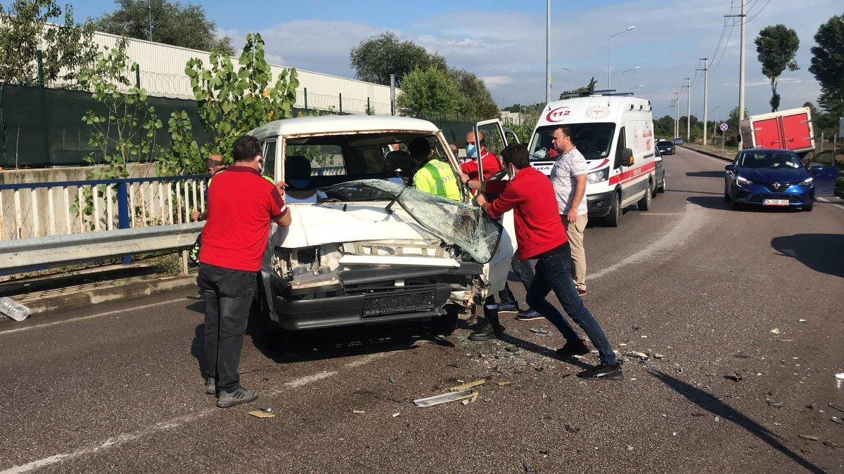 Kocaeli'de kamyon ve panelvan çarpıştı