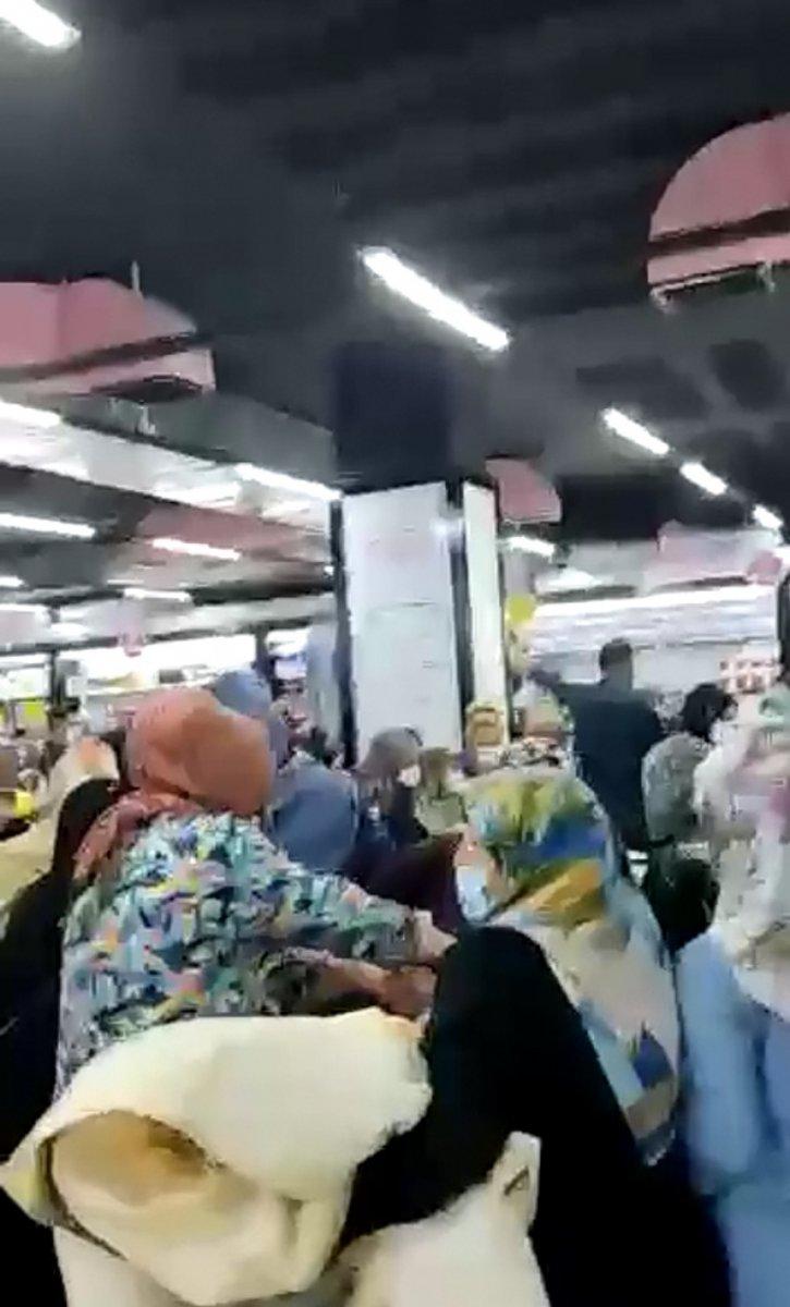 Elazığ'da indirimli halı satışı koronavirüsü unutturdu