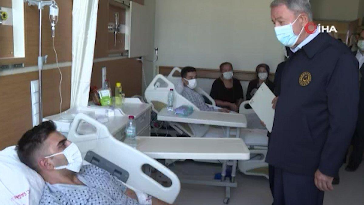 Hulusi Akar’dan yaralı askerlere ziyaret