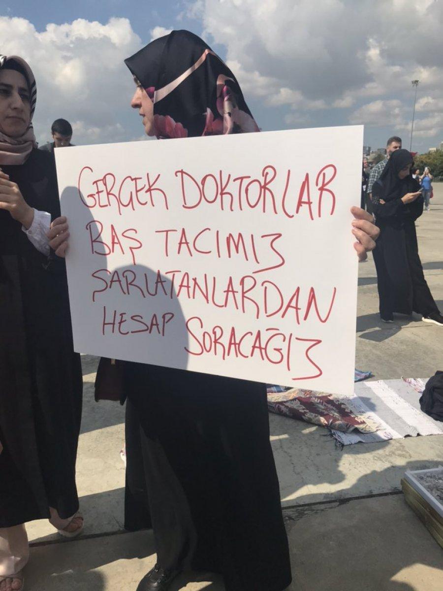 Aşı karşıtları mitinginde dikkat çekici pankartlar
