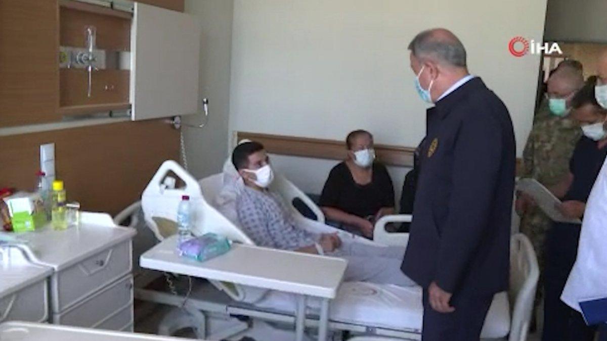 Hulusi Akar’dan yaralı askerlere ziyaret