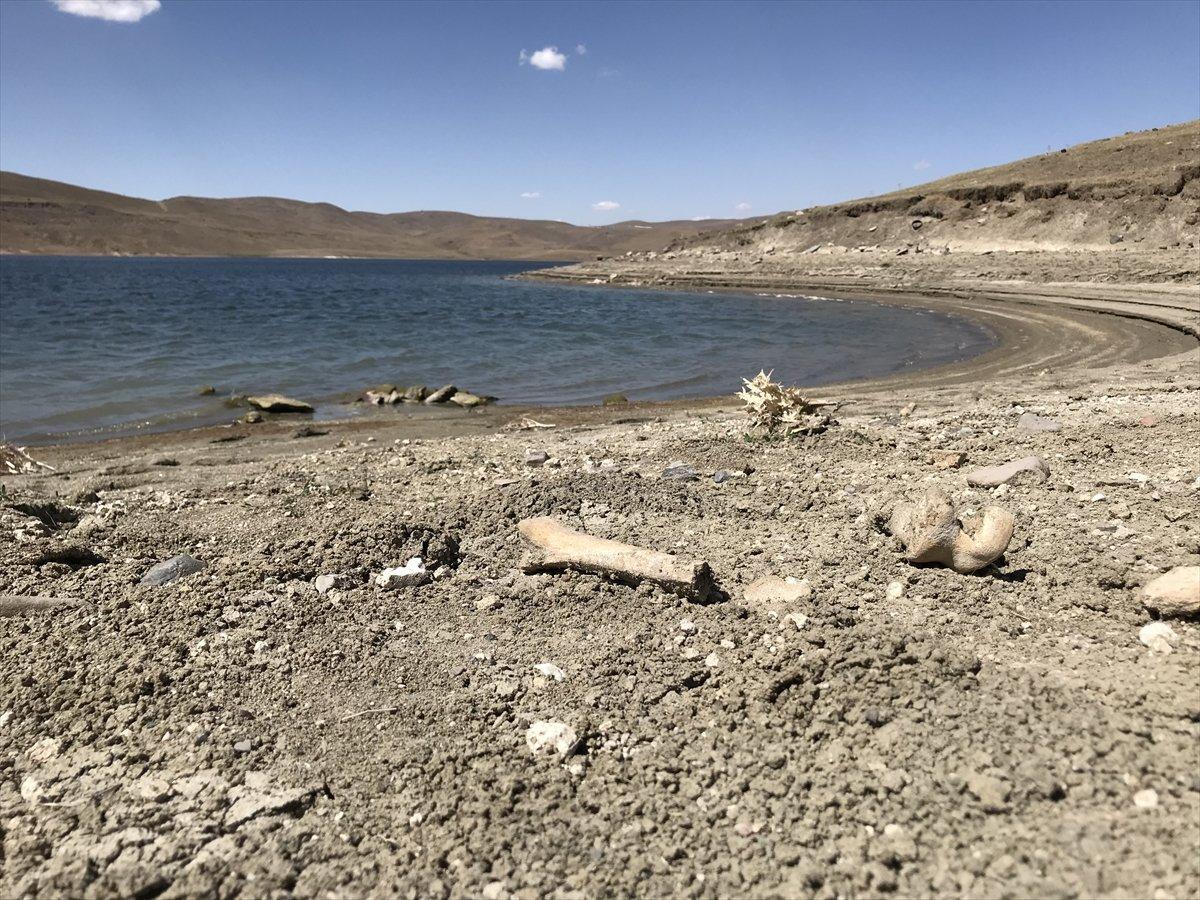 Erzurum'da baraj sularının çekilmesiyle mezarlık ortaya çıktı