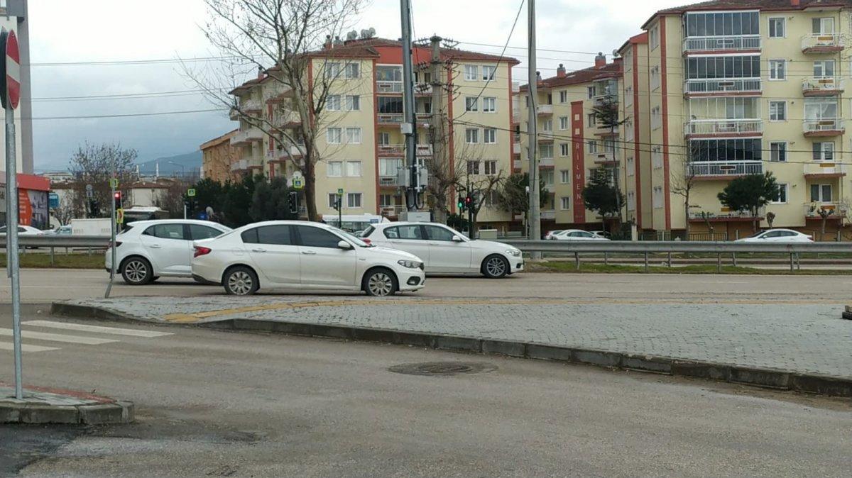 Bursa'da annesi kazada ölen genç kız, üst geçit istedi