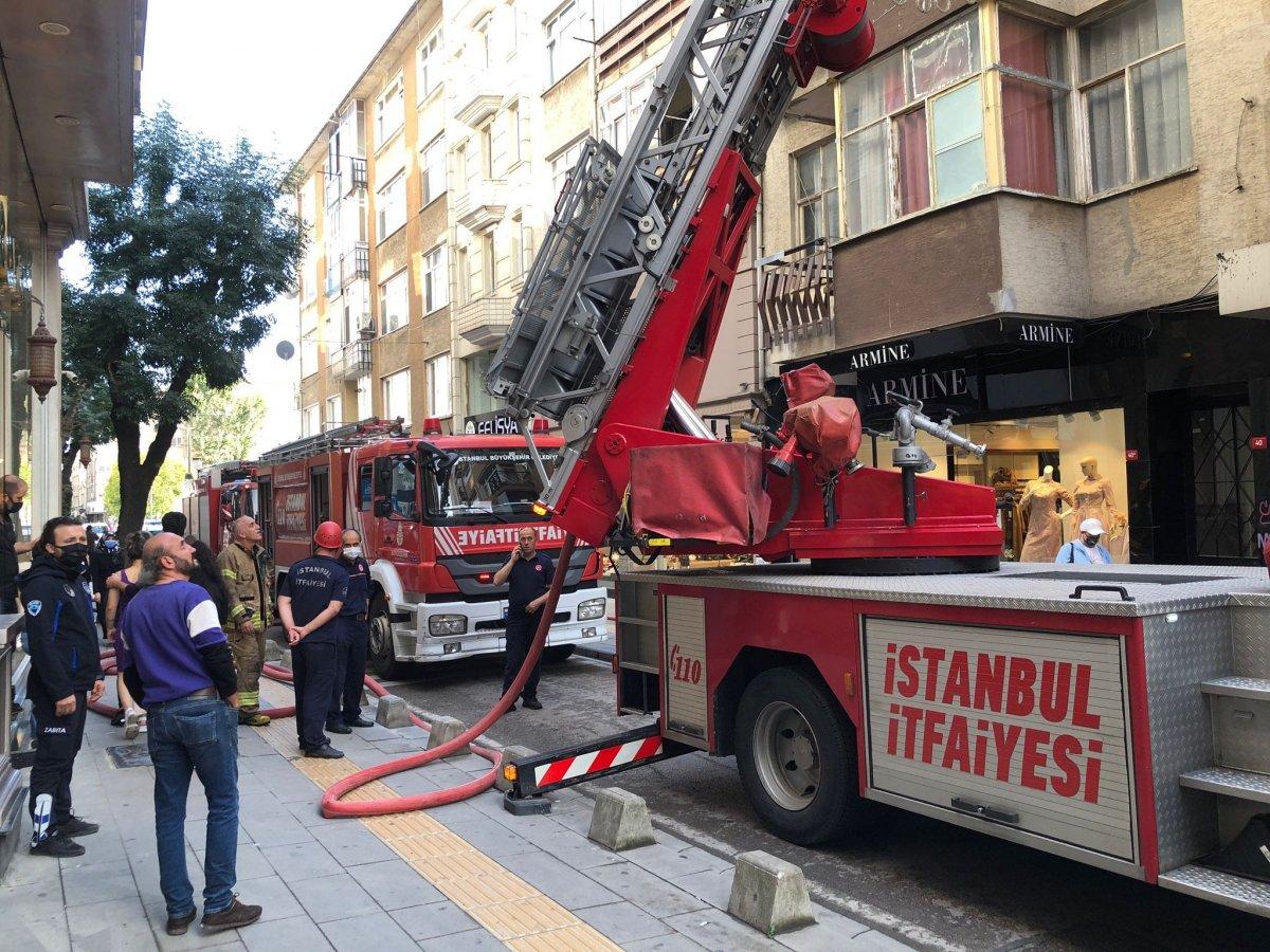 Pendik'te 5 katlı binada çatı yangını