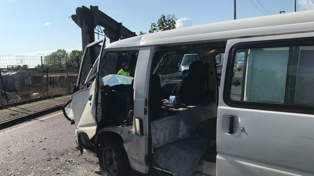 Kocaeli'de kamyon ve panelvan çarpıştı