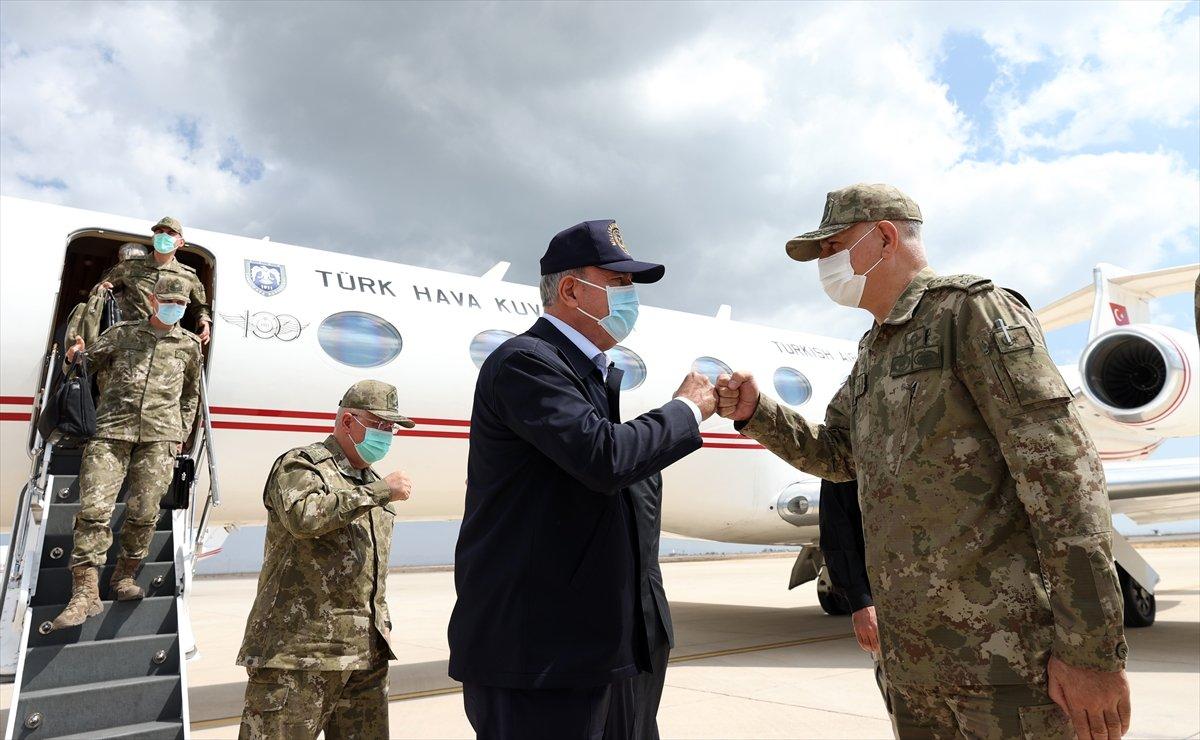 Hulusi Akar ve komutanlar Suriye sınırında