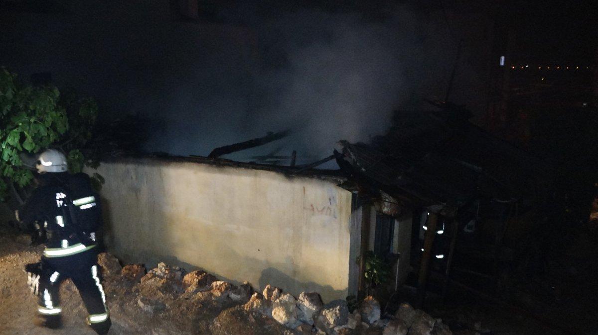 Antalya'da çakmakla oynayan kız evi yaktı