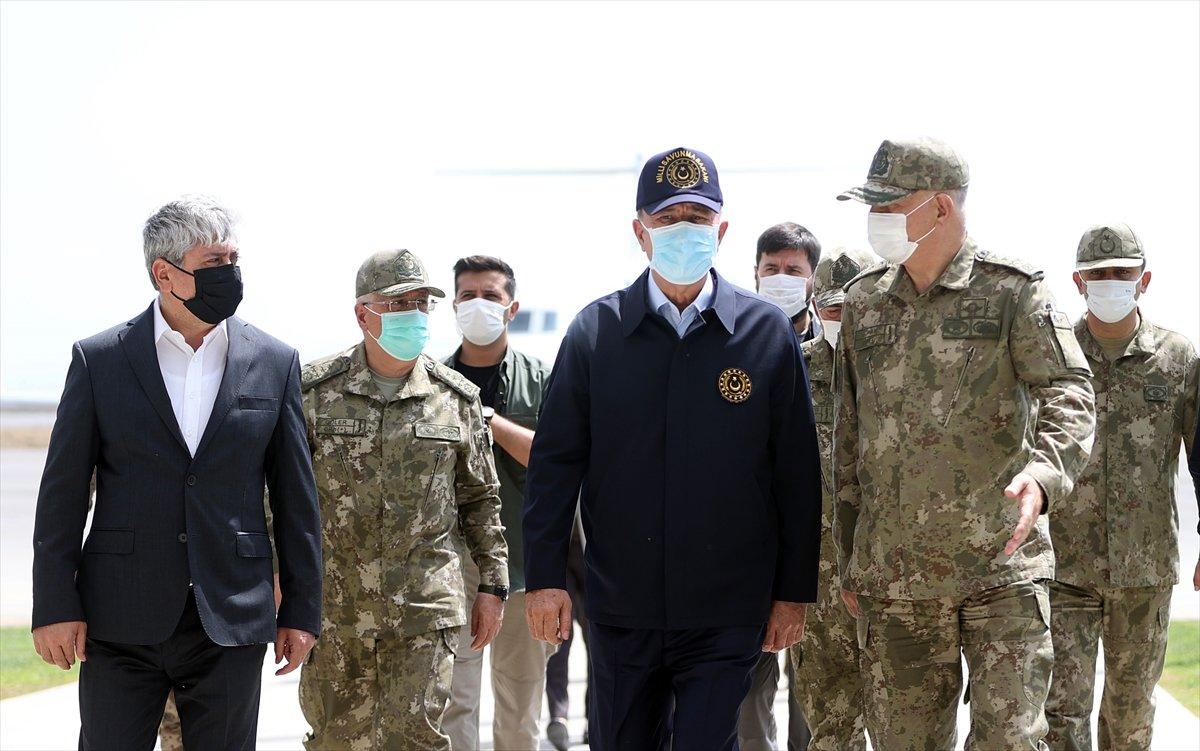 Hulusi Akar ve komutanlar Suriye sınırında