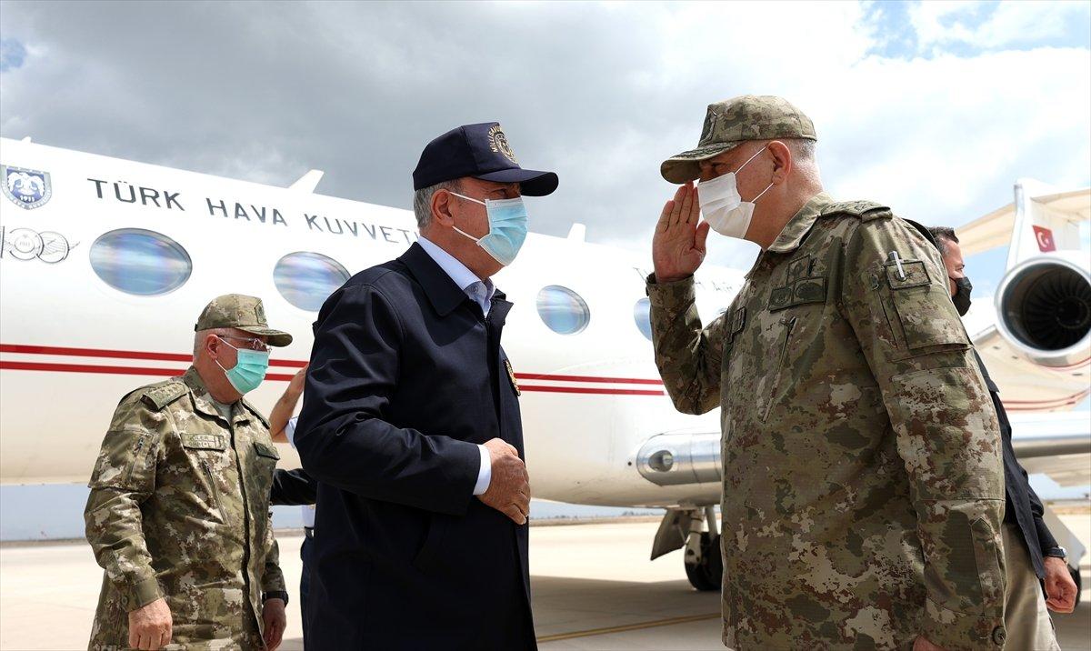 Hulusi Akar ve komutanlar Suriye sınırında