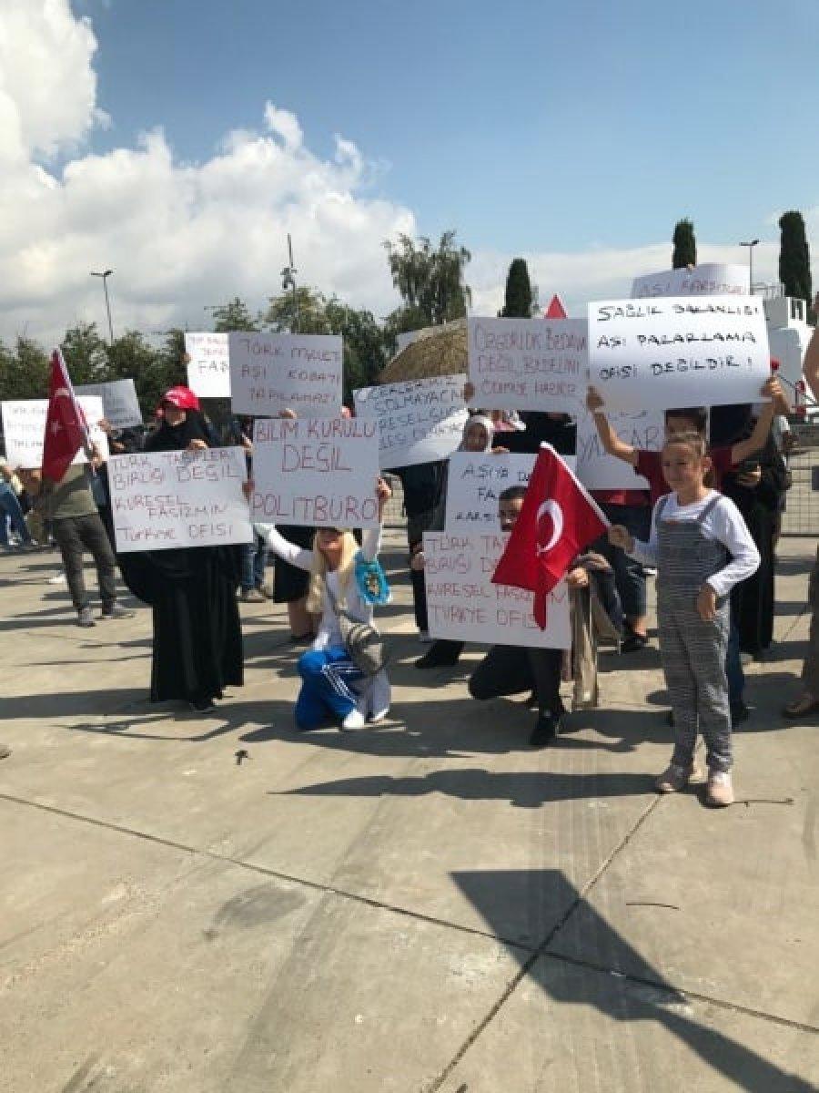 Aşı karşıtları mitinginde dikkat çekici pankartlar