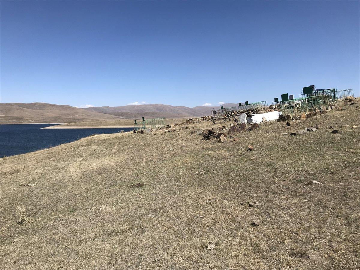 Erzurum'da baraj sularının çekilmesiyle mezarlık ortaya çıktı