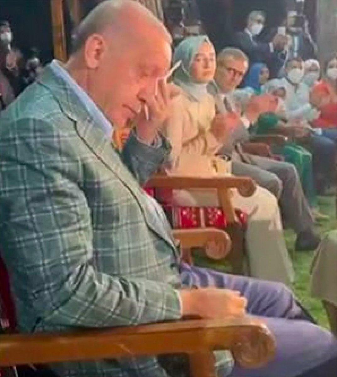 Cumhurbaşkanı Erdoğan, 22 yıl önce seslendirdiği şiiri dinleyince gözyaşlarına hakim olamadı