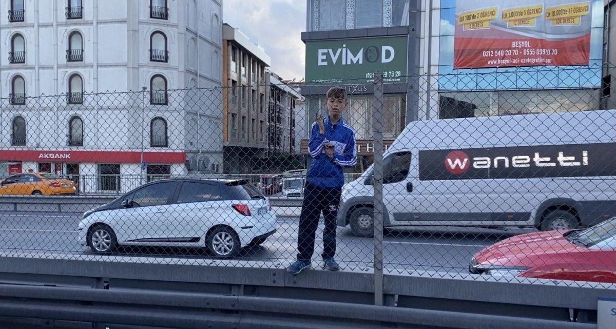 Küçükçekmece’de çocukların trafik ortasındaki tehlikeli oyunu