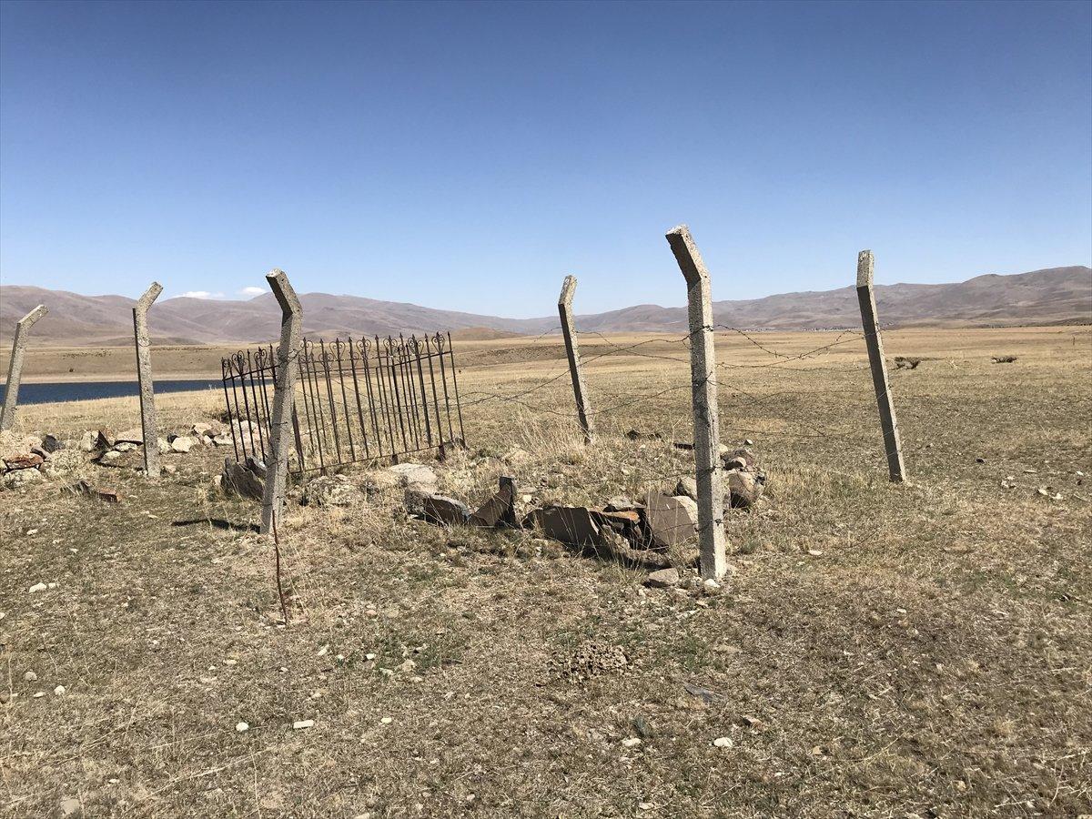 Erzurum'da baraj sularının çekilmesiyle mezarlık ortaya çıktı