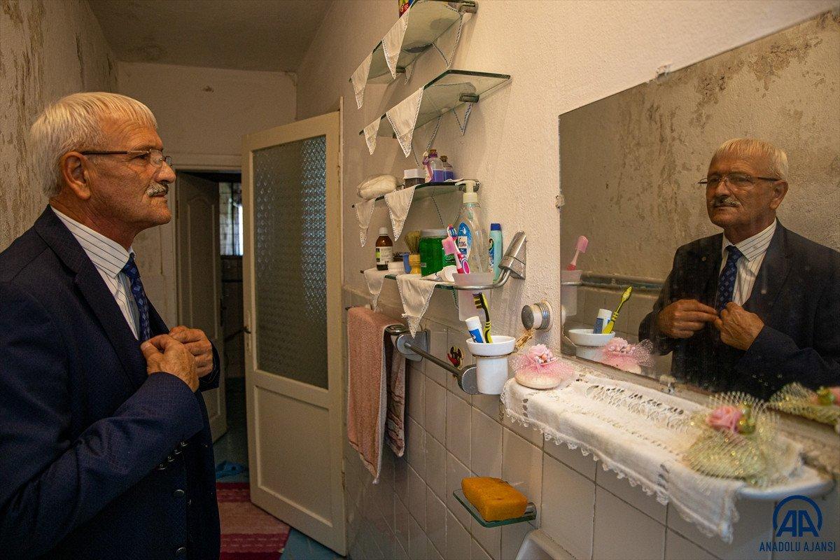 İstanbul'da 50 yıldır kravatını çıkarmayan su satıcısı