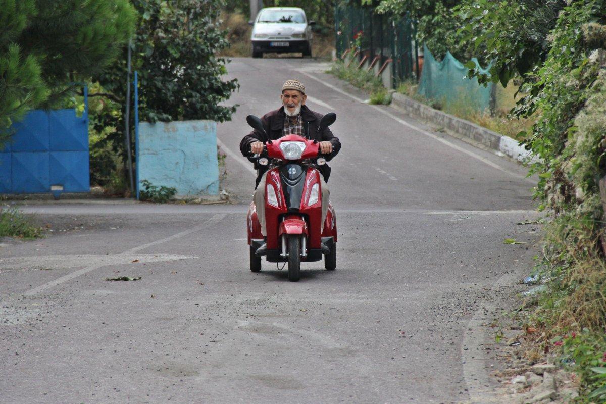 Kocaeli'de akülü motorun üstünde kara lastikli 92'lik çınar