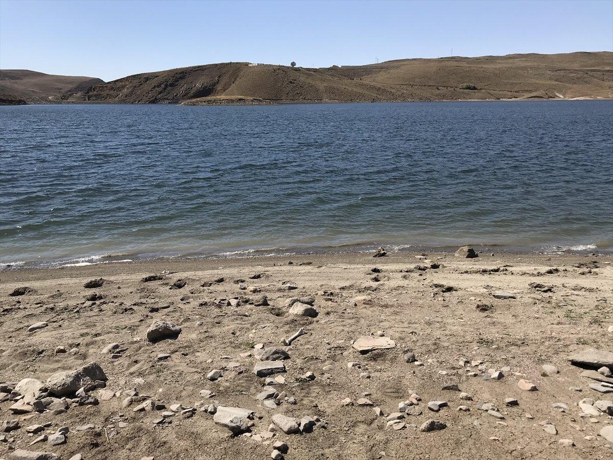 Erzurum'da baraj sularının çekilmesiyle mezarlık ortaya çıktı