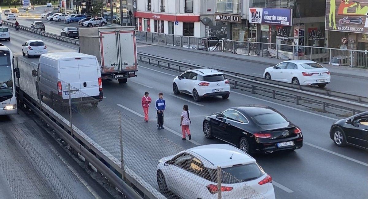 Küçükçekmece’de çocukların trafik ortasındaki tehlikeli oyunu