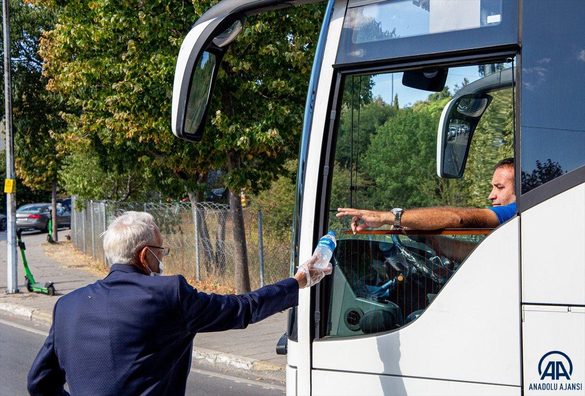 İstanbul'da 50 yıldır kravatını çıkarmayan su satıcısı