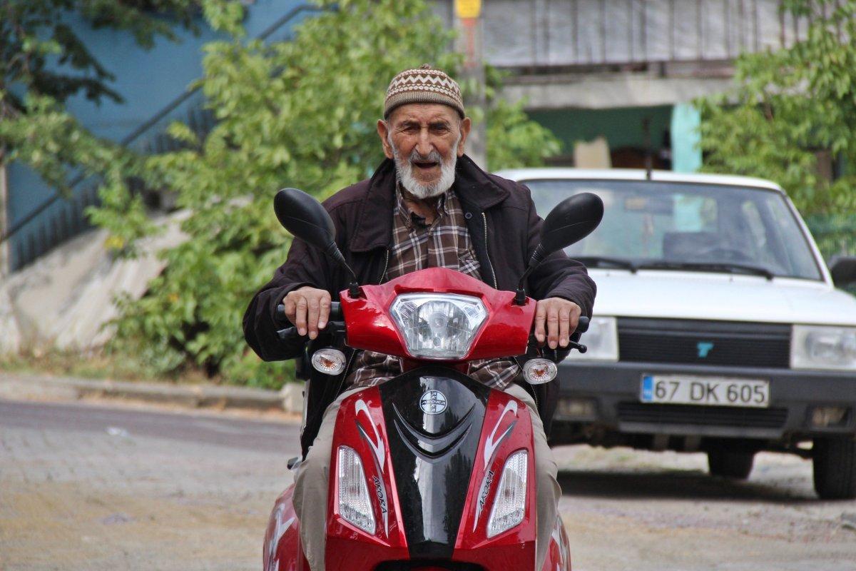 Kocaeli'de akülü motorun üstünde kara lastikli 92'lik çınar