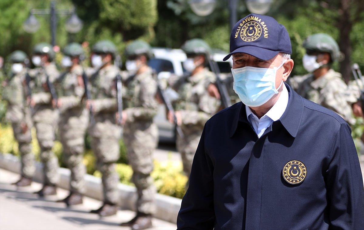 Hulusi Akar ve komutanlar Suriye sınırında