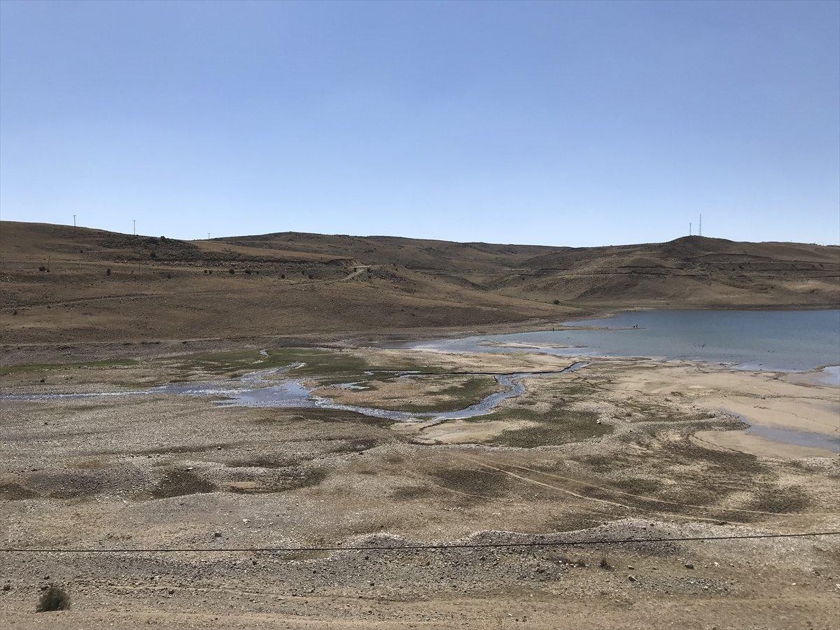Erzurum'da baraj sularının çekilmesiyle mezarlık ortaya çıktı