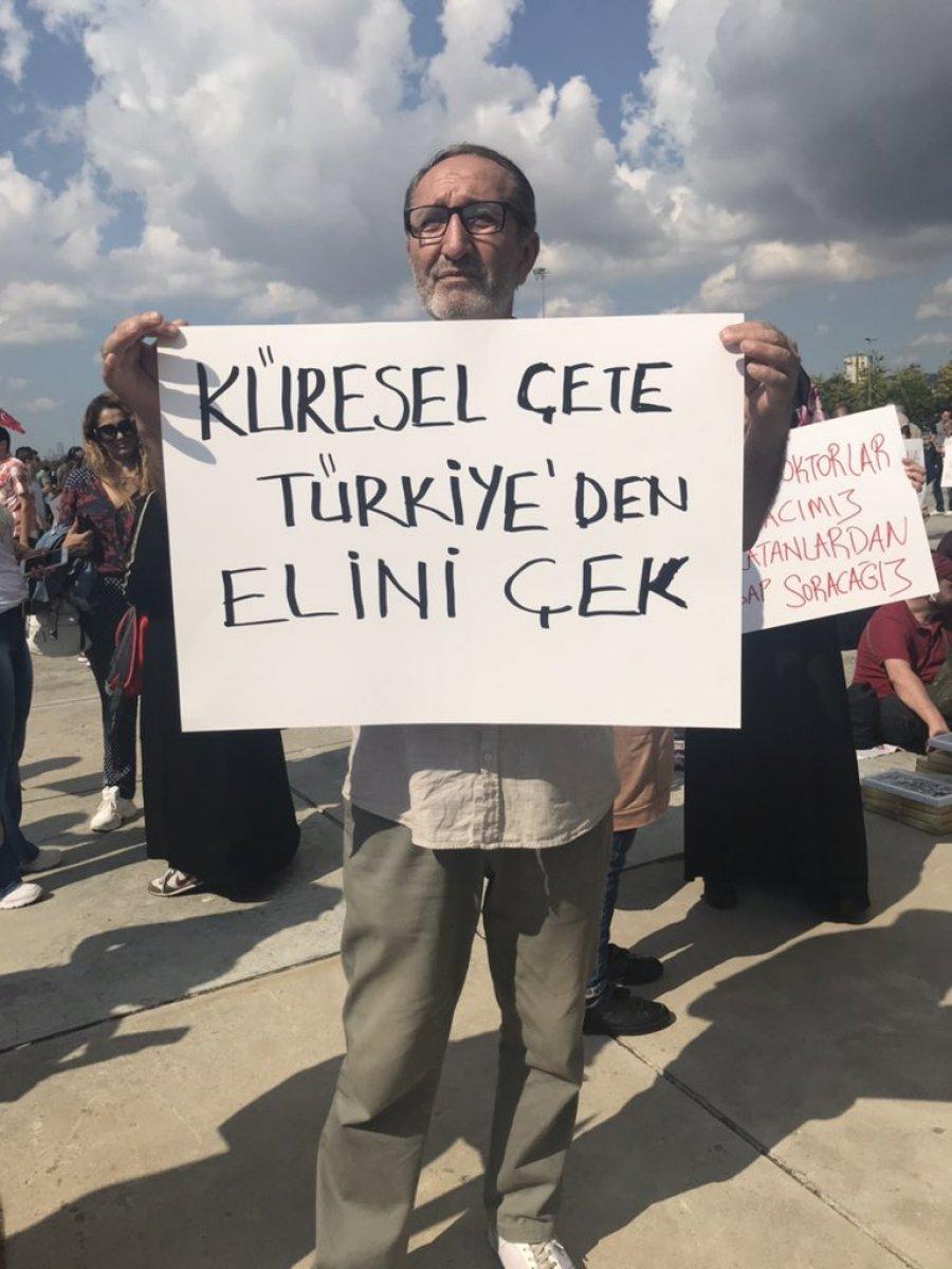 Aşı karşıtları mitinginde dikkat çekici pankartlar