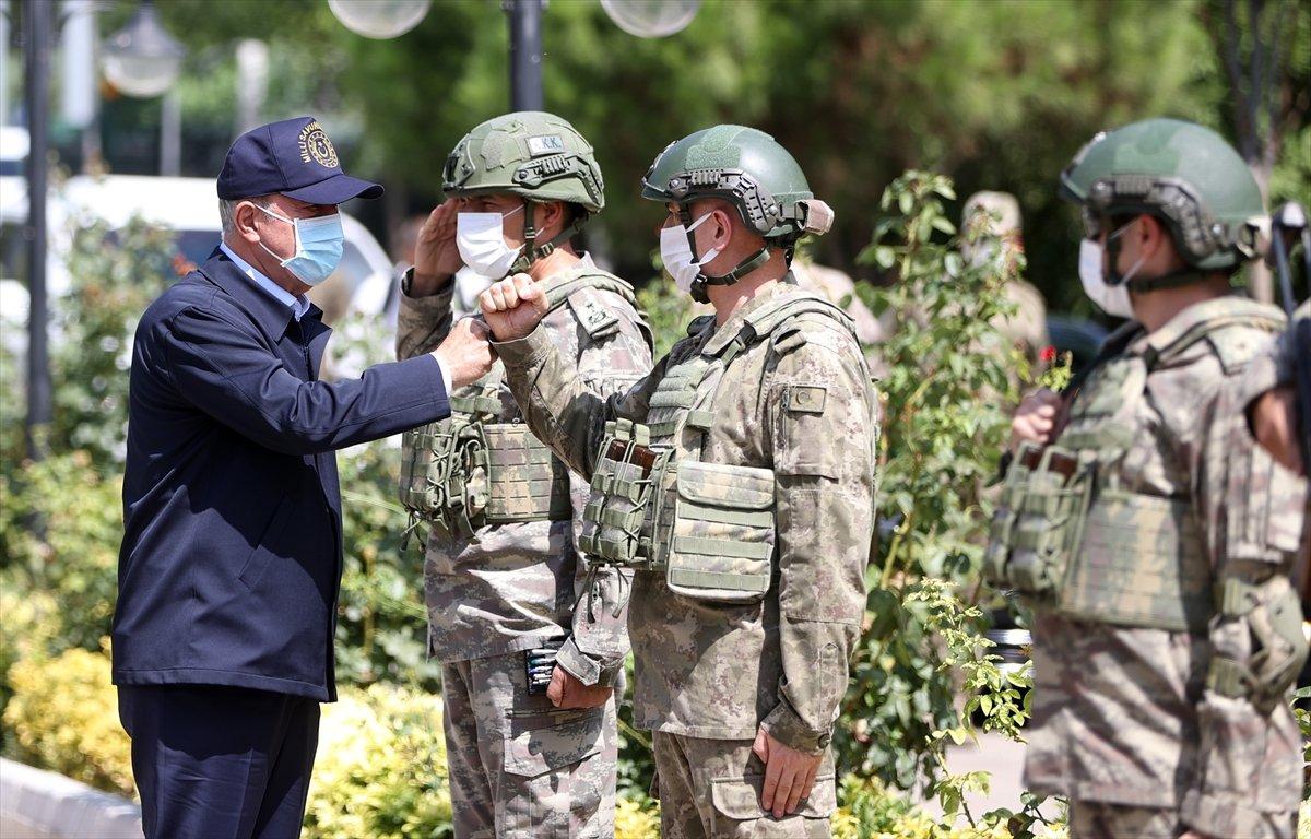 Hulusi Akar ve komutanlar Suriye sınırında