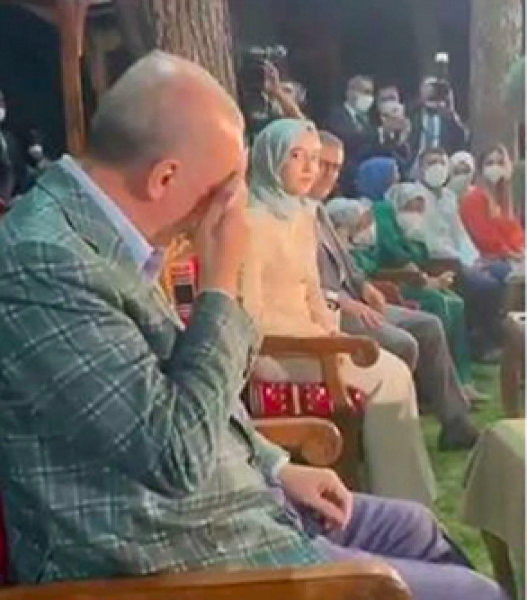 Cumhurbaşkanı Erdoğan, 22 yıl önce seslendirdiği şiiri dinleyince gözyaşlarına hakim olamadı