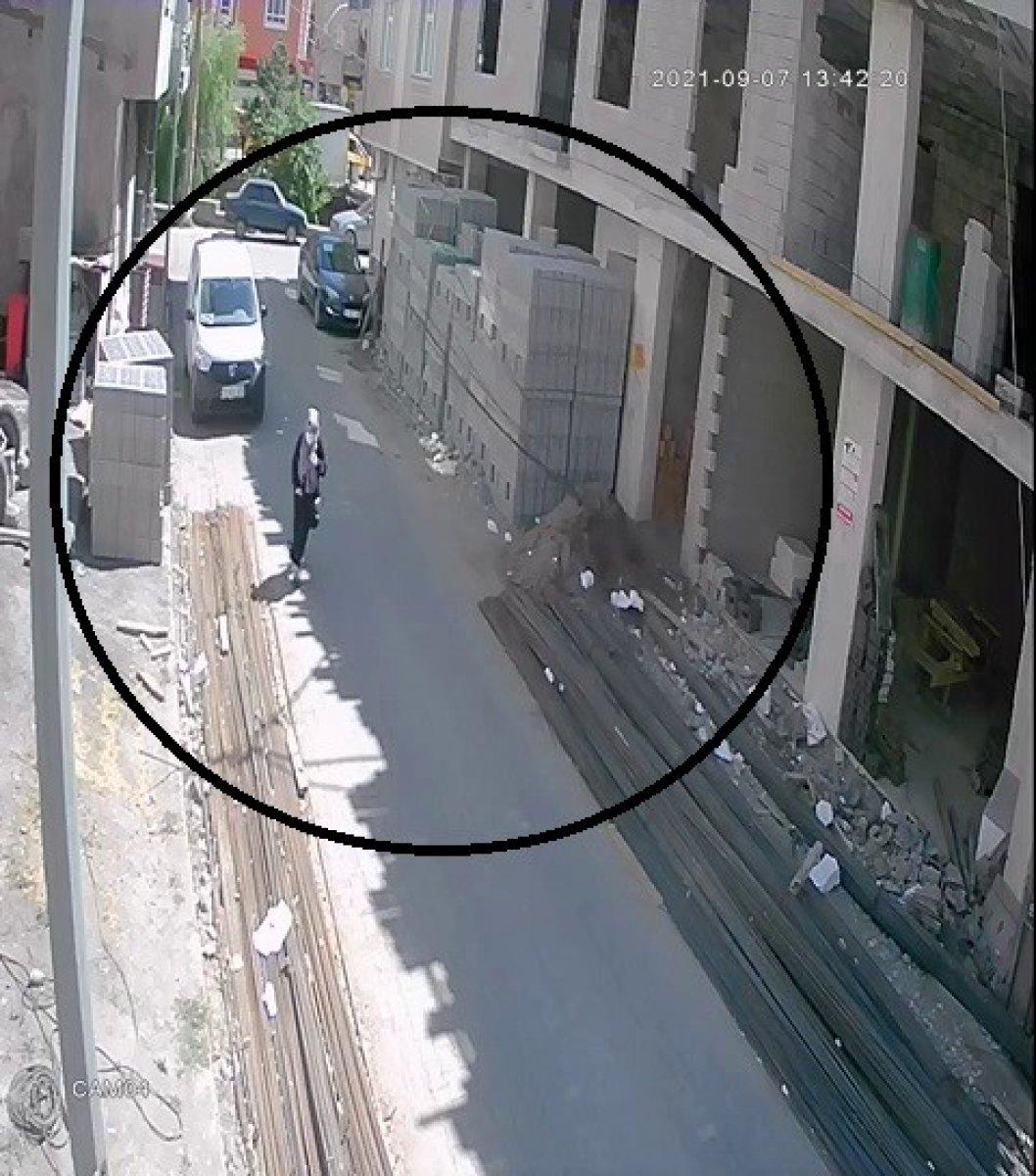 Çorum'da yolda yürüyen kadının üzerine demir düştü