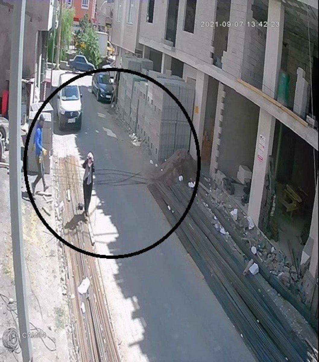 Çorum'da yolda yürüyen kadının üzerine demir düştü