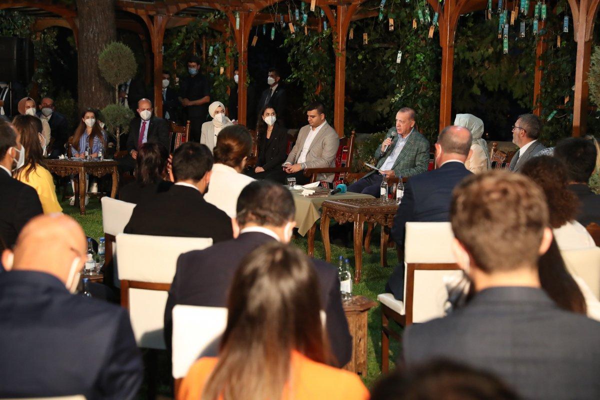 Cumhurbaşkanı Erdoğan şiir gecesinde gençlerle buluştu