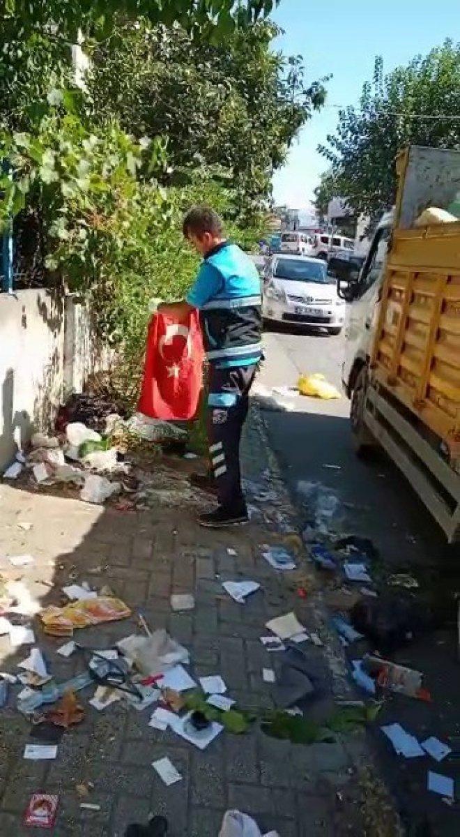 Pendik’te temizlik işçisinin bayrak hassasiyeti