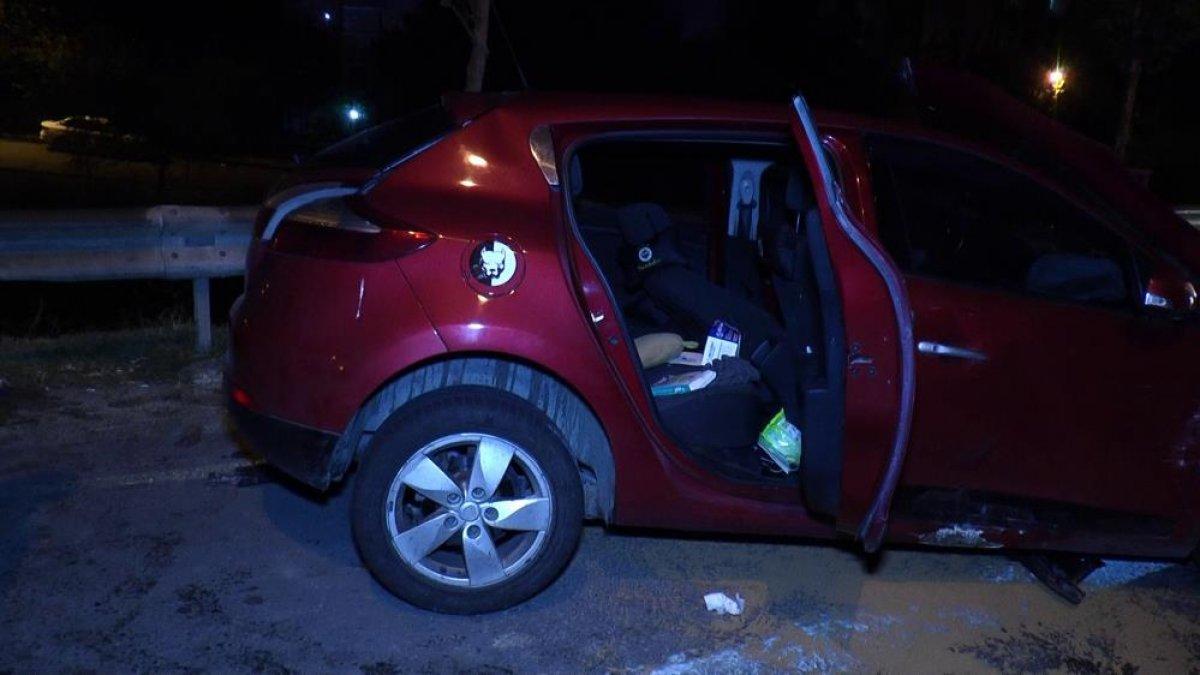 Kartal'da direksiyon hakimiyetini kaybeden otomobil kaza geçirdi: 4 yaralı