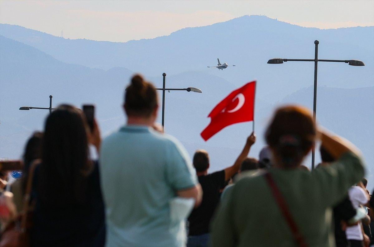 SOLOTÜRK ekibinden İzmir'de büyüleyen gösteri uçuşu