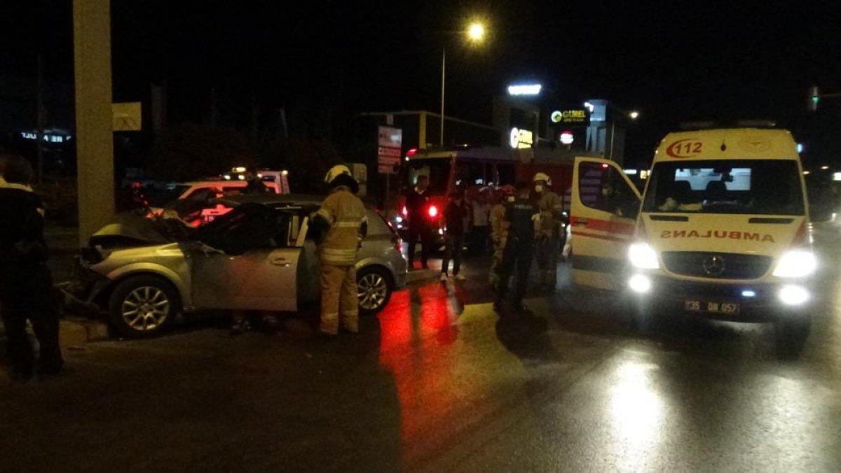 İzmir'de yön levhasına çarpan otomobil hurdaya döndü