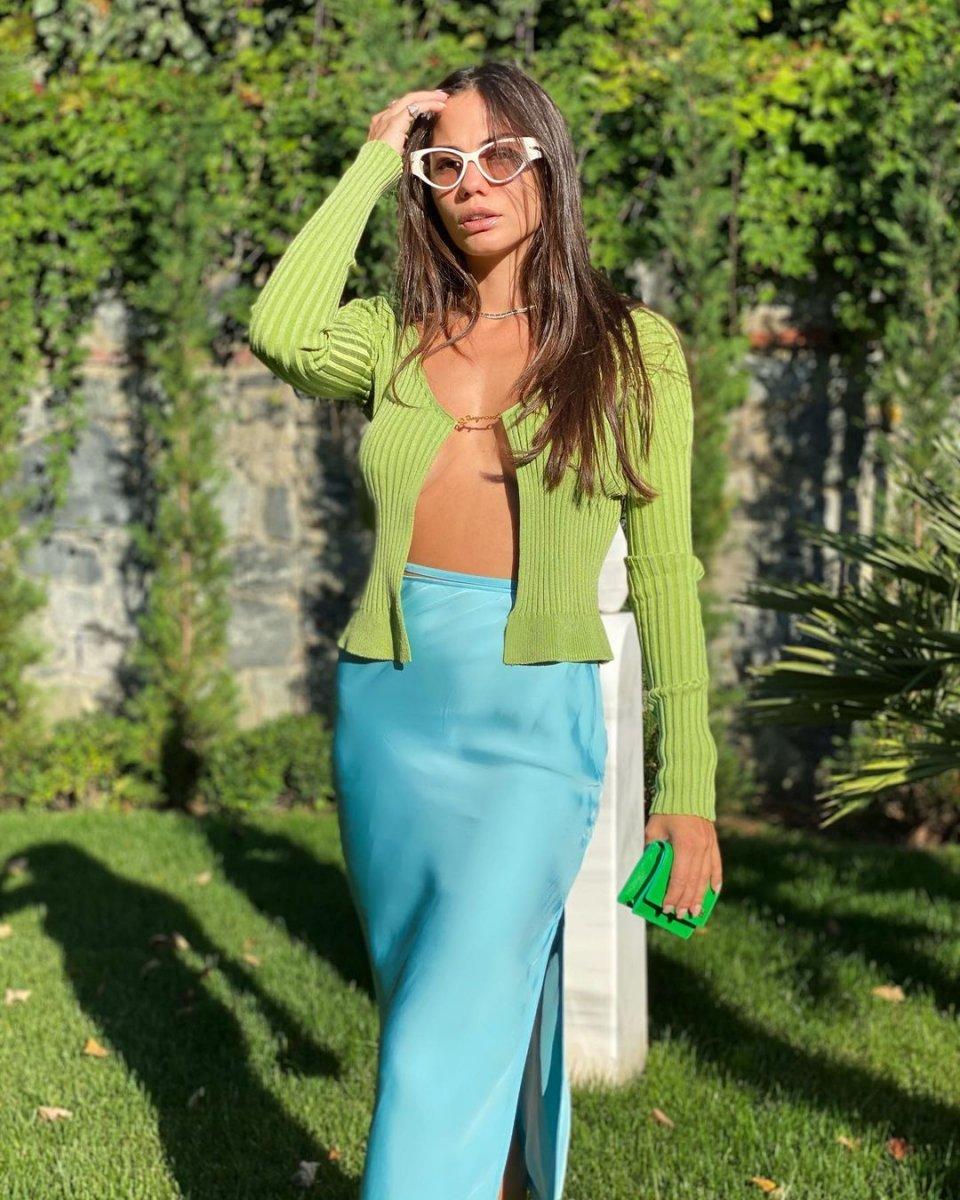 Demet Özdemir'den sütyensiz pozlar