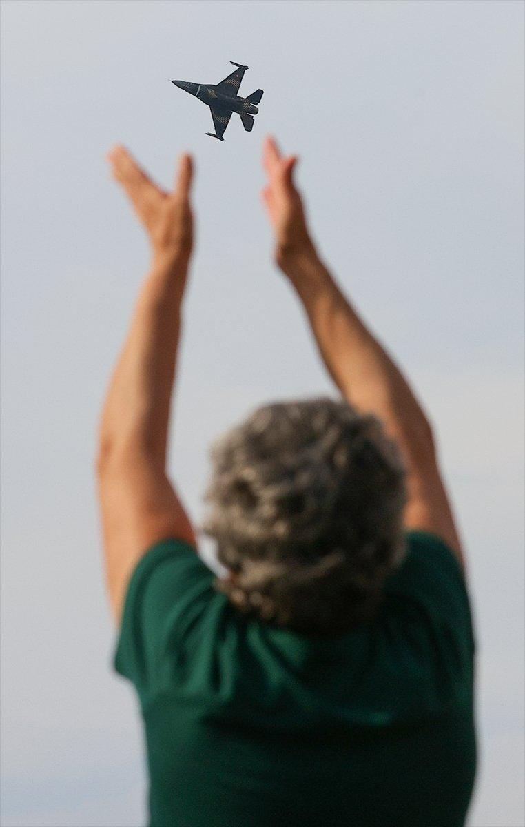 SOLOTÜRK ekibinden İzmir'de büyüleyen gösteri uçuşu