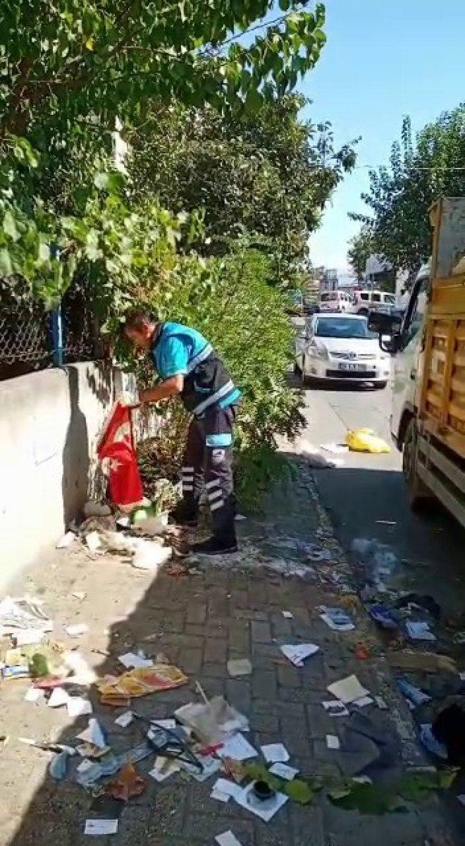 Pendik’te temizlik işçisinin bayrak hassasiyeti