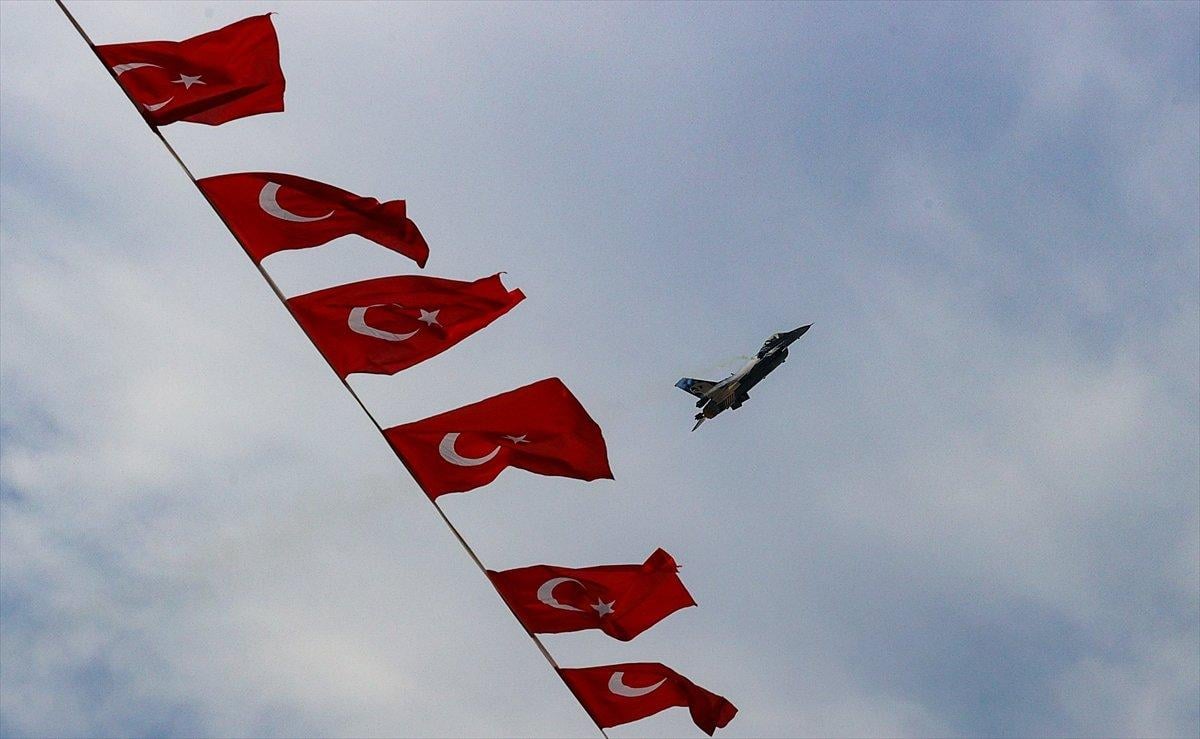 SOLOTÜRK ekibinden İzmir'de büyüleyen gösteri uçuşu